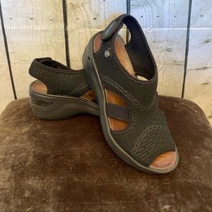 NIB, BZEES Dream Sandal in Black